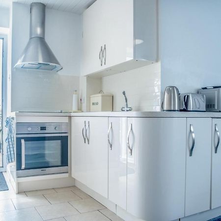 St Julians View - 1 Bedroom Apartment - Тенби Екстериор снимка