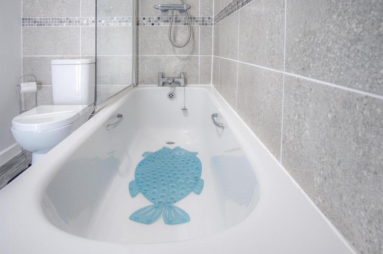 St Julians View - 1 Bedroom Apartment - Тенби Екстериор снимка